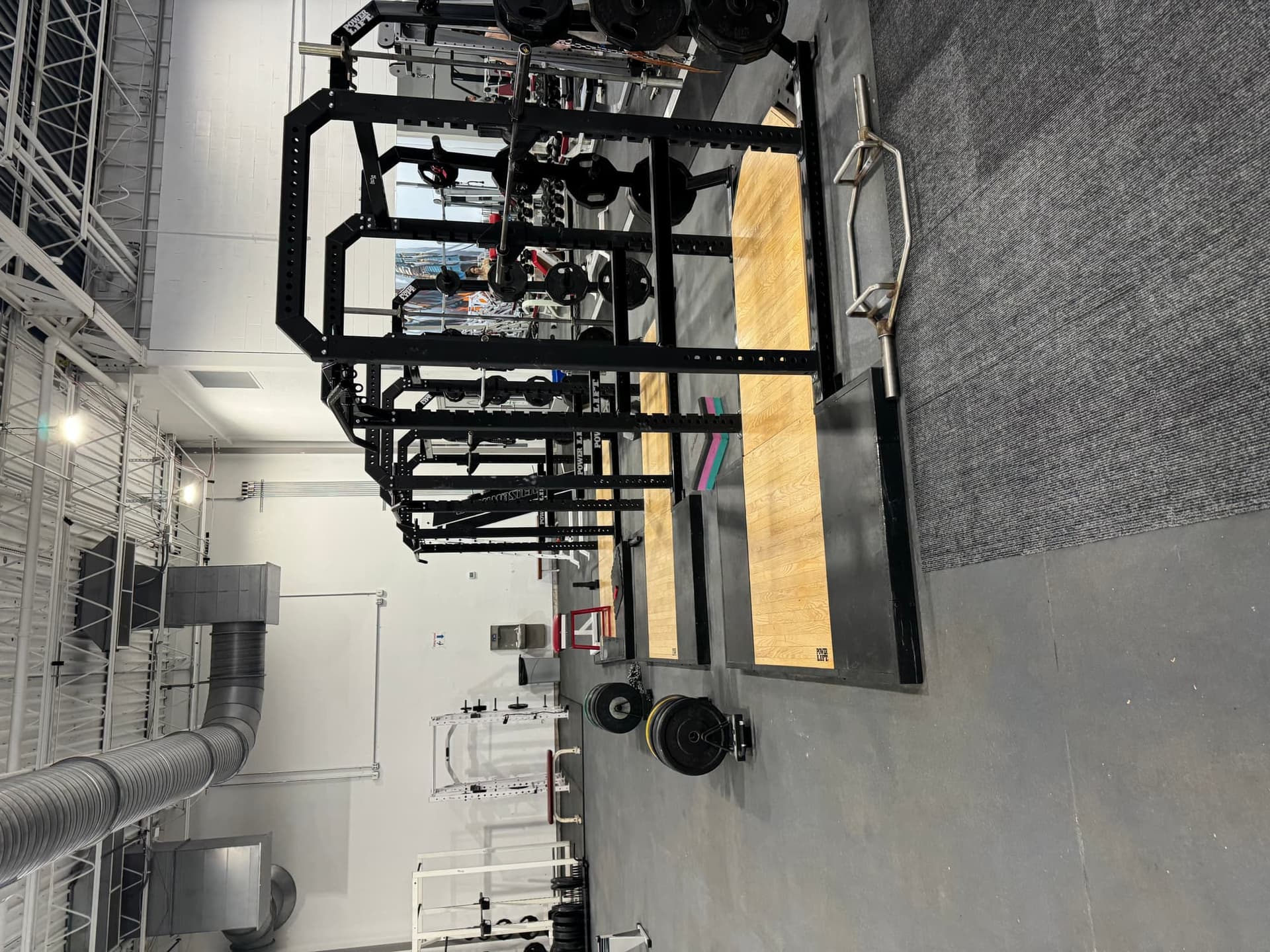 Power rack paradise for serious lifters! 🏋️‍♀️